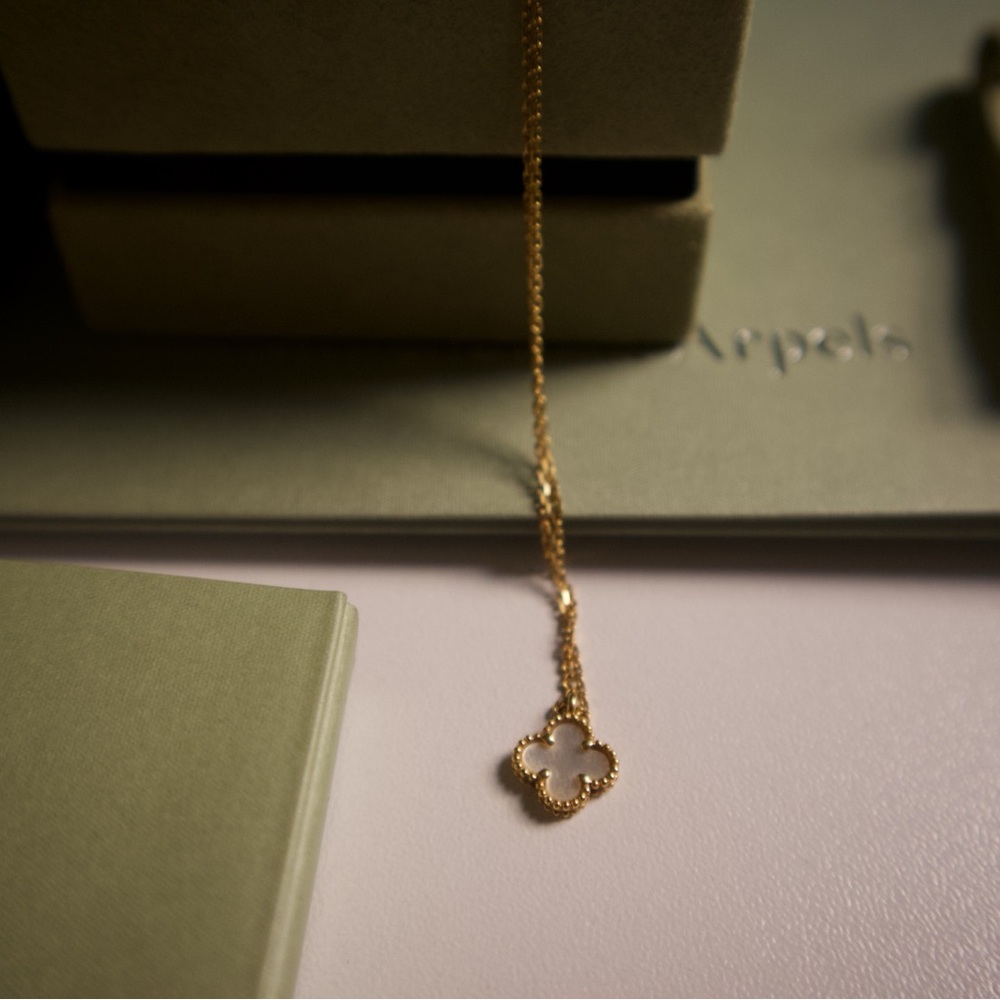 Sweet Alhambra pendant, 18K yellow gold, white mother-of-pearl.